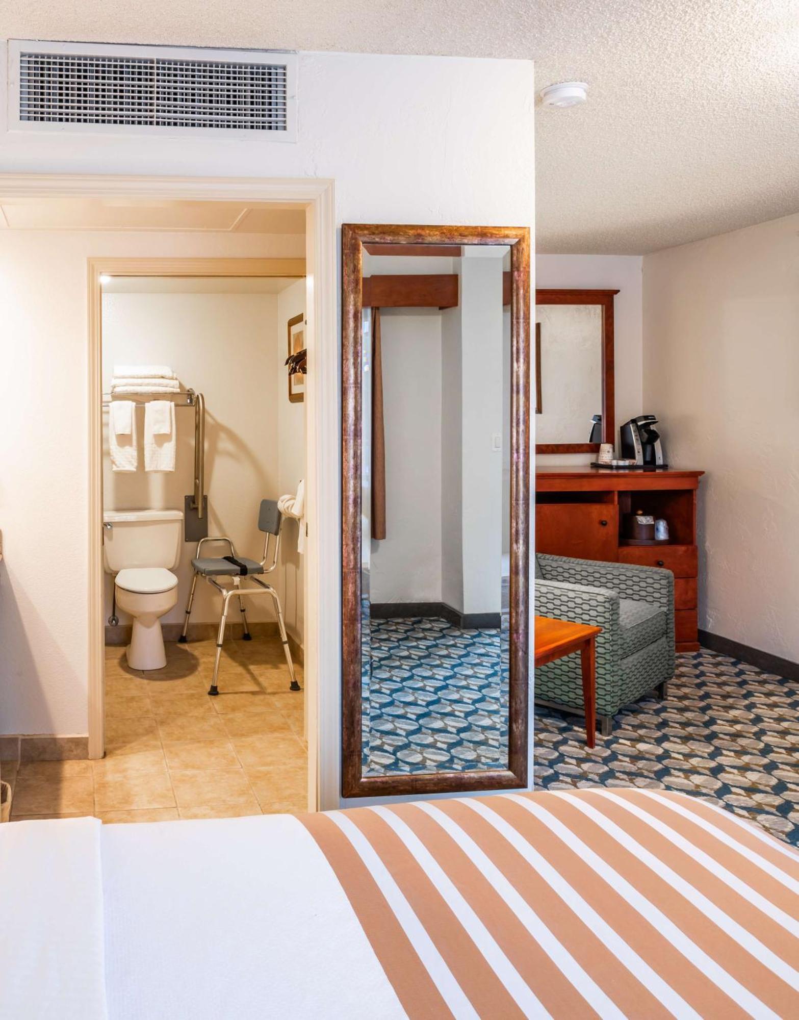 Hotel Western Vista At The Airport 3*