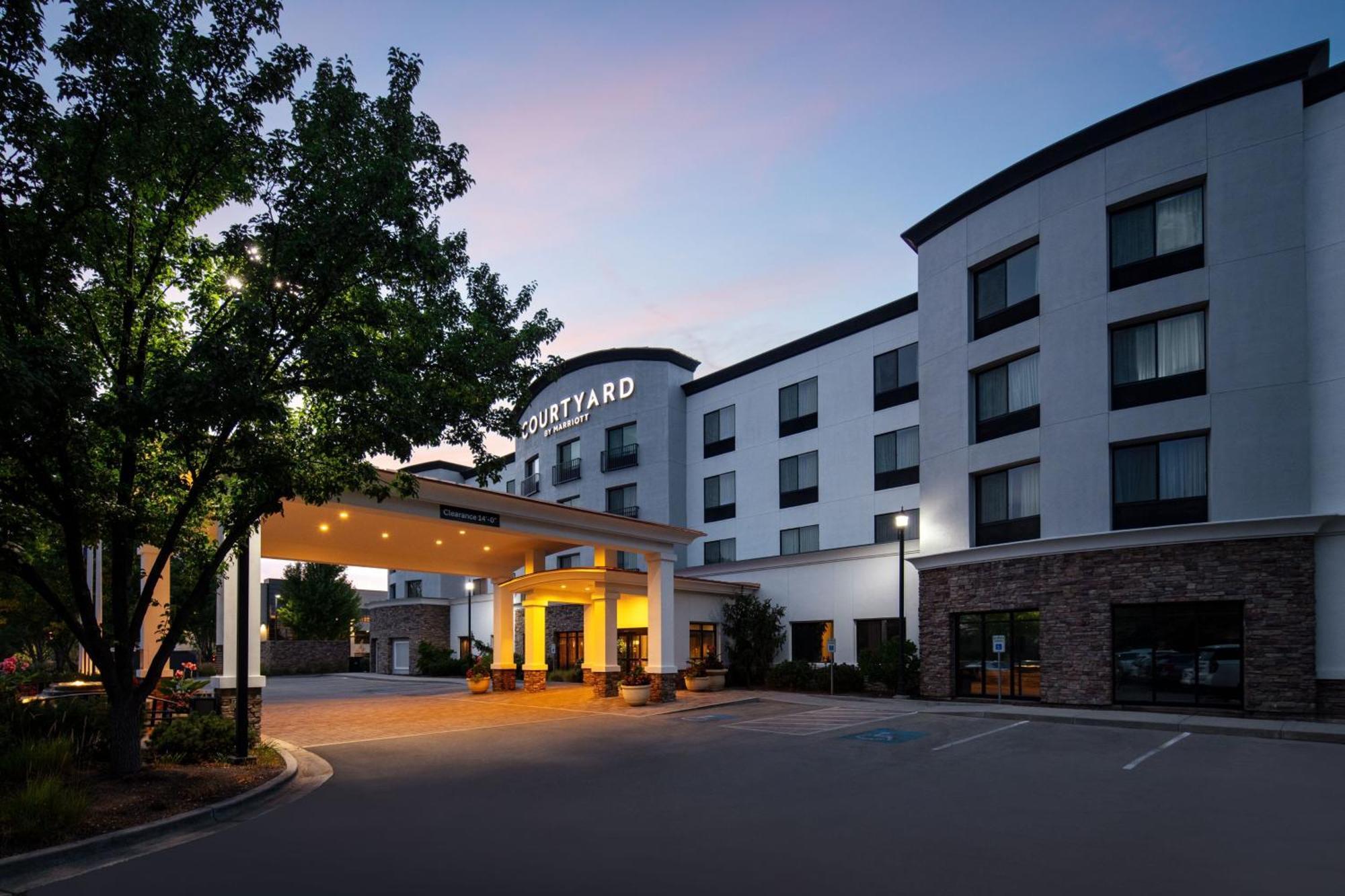 Courtyard By Marriott West/meridian Hotel 3*
