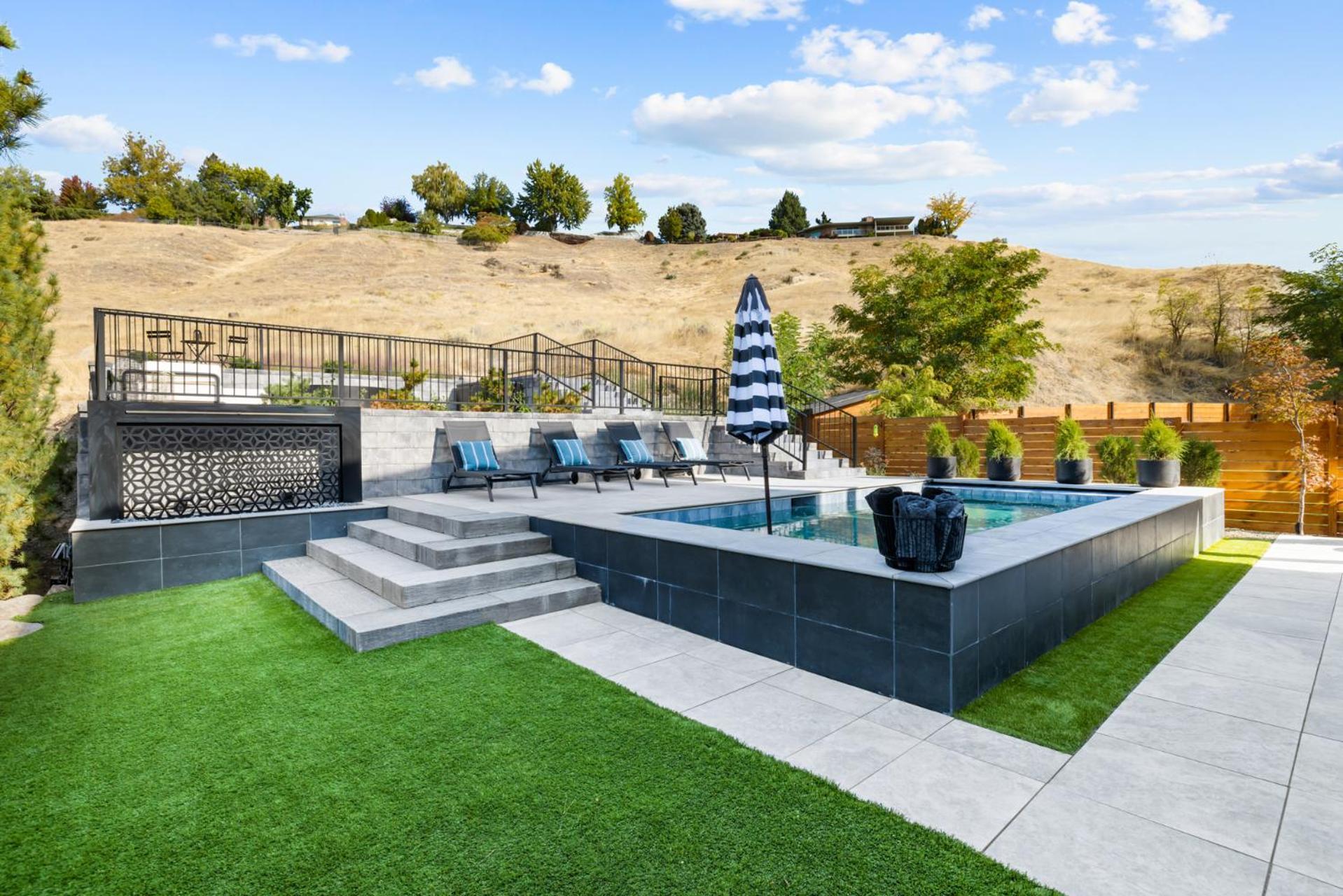 Lux North End Home: Heated Pool/fire Pit/theatre Holiday home