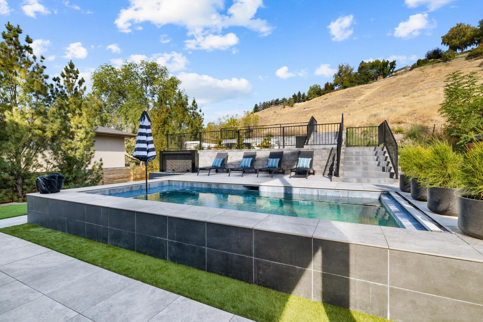 Lux North End Home: Heated Pool/fire Pit/theatre *