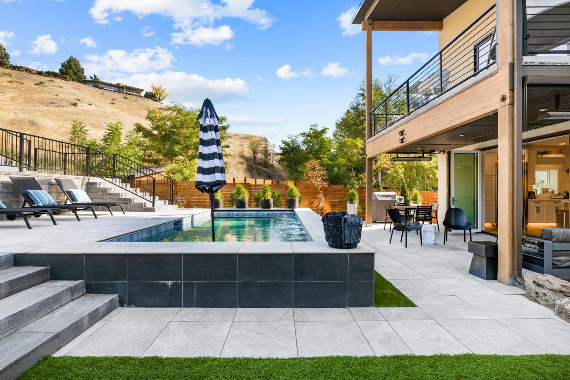 Lux North End Home: Heated Pool/fire Pit/theatre Holiday home