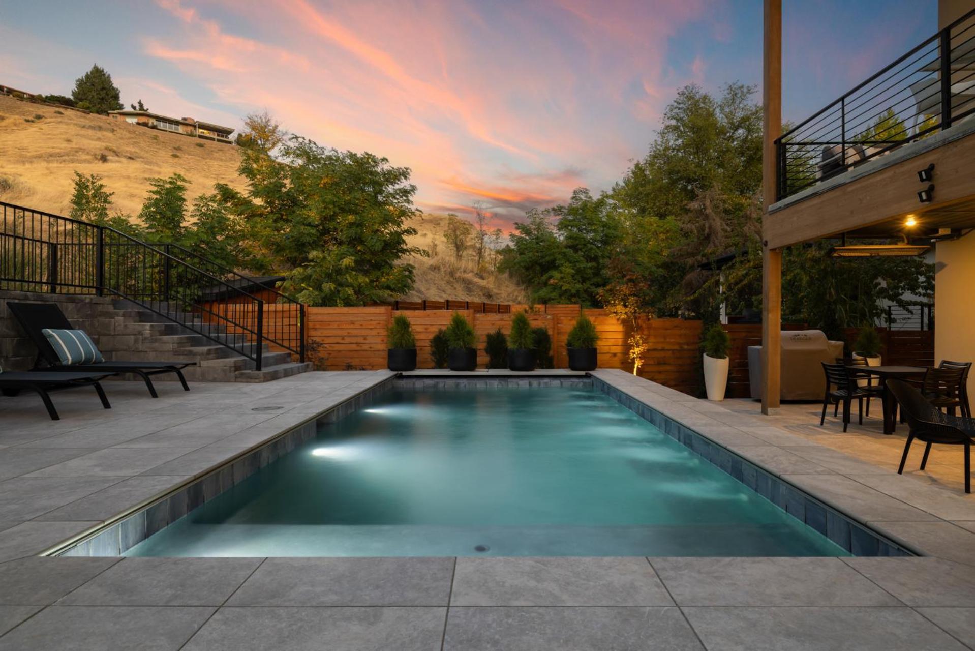Lux North End Home: Heated Pool/fire Pit/theatre Holiday home
