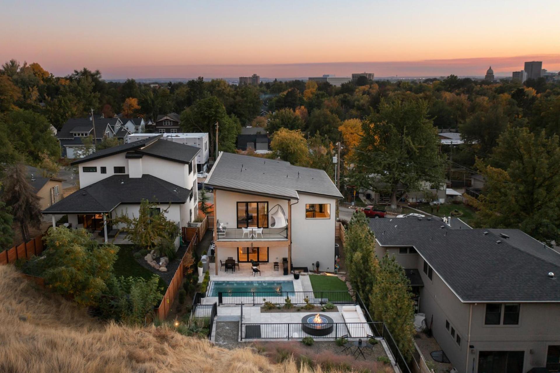 Lux North End Home: Heated Pool/fire Pit/theatre Boise