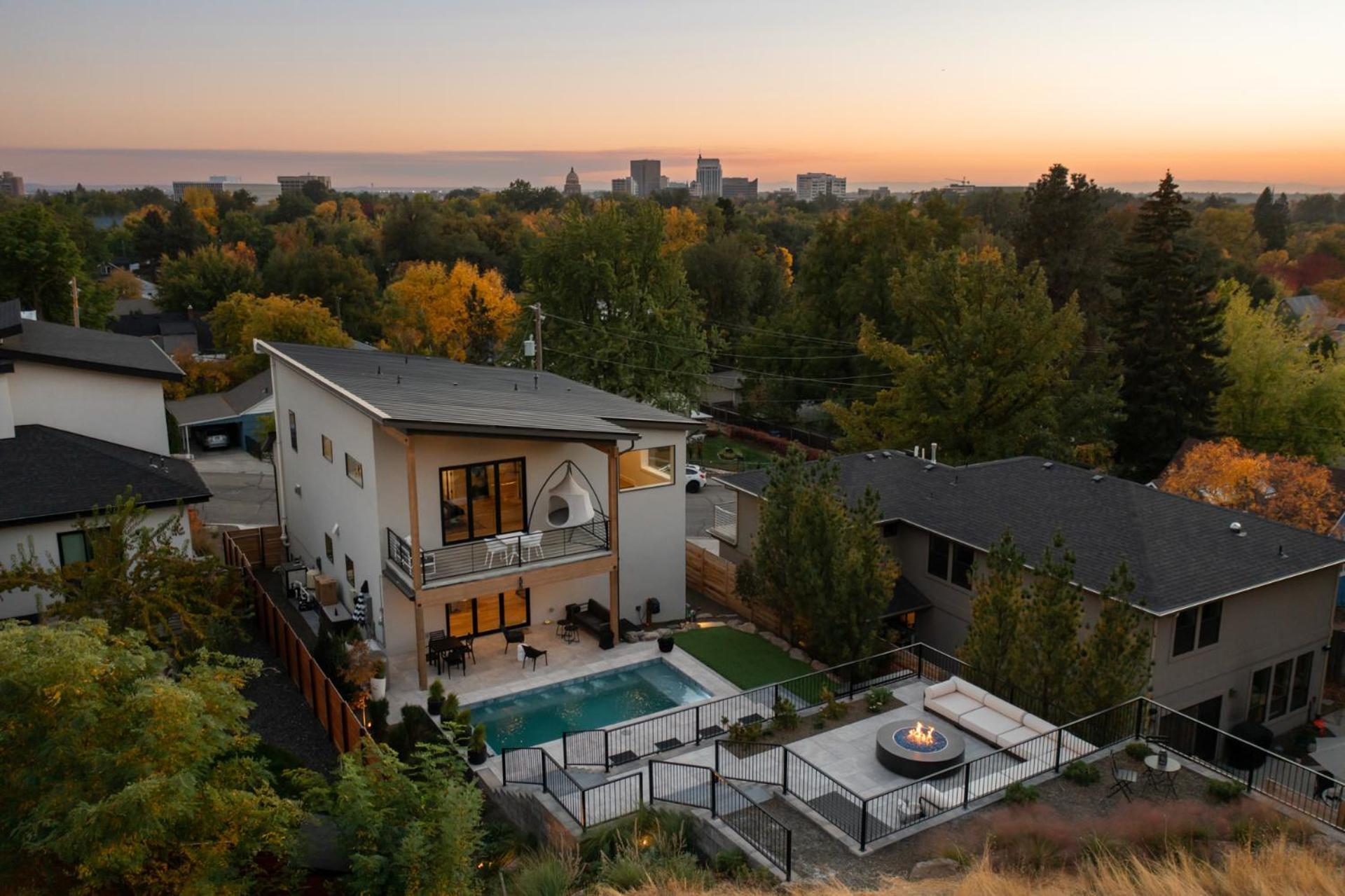 Lux North End Home: Heated Pool/fire Pit/theatre *