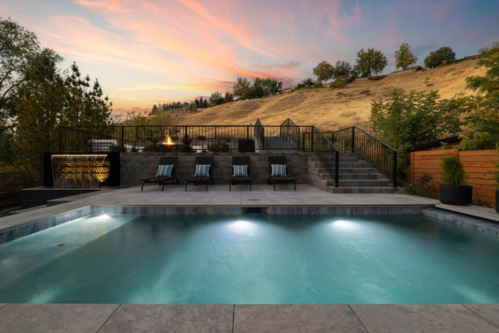 Lux North End Home: Heated Pool/fire Pit/theatre *