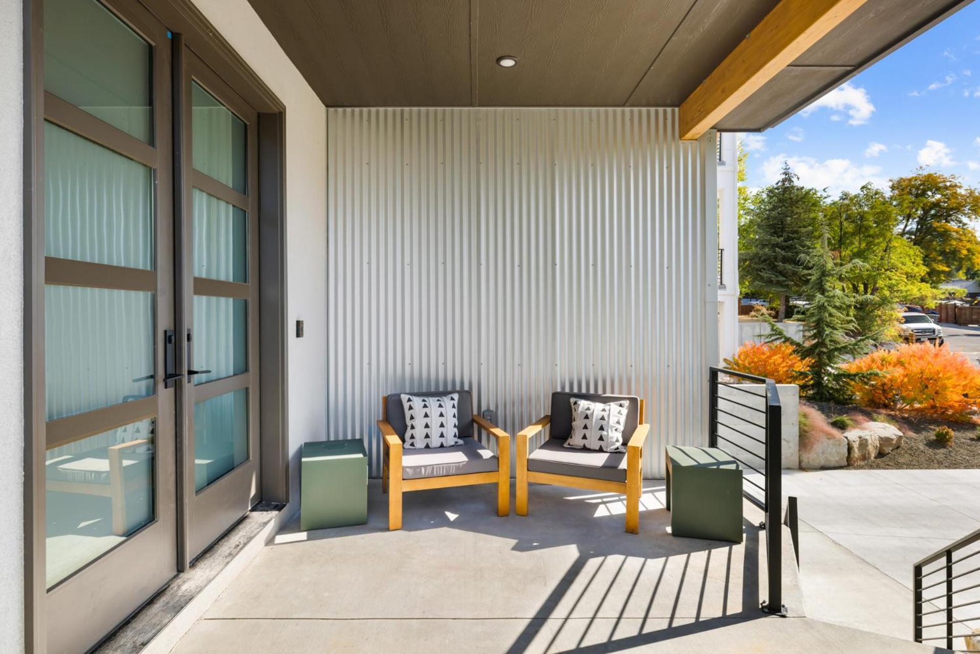 Lux North End Home: Heated Pool/fire Pit/theatre Holiday home *