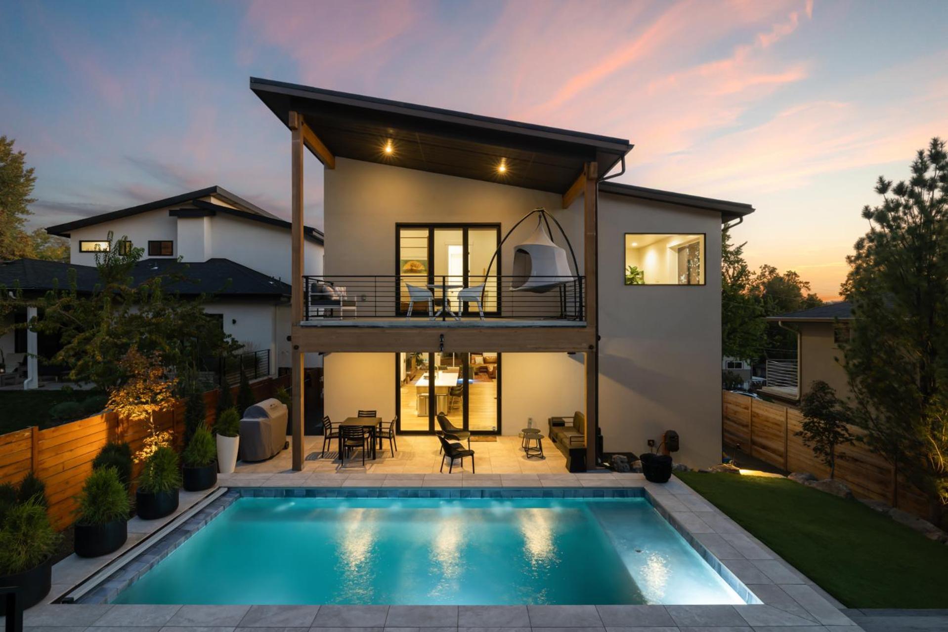Lux North End Home: Heated Pool/fire Pit/theatre Holiday home