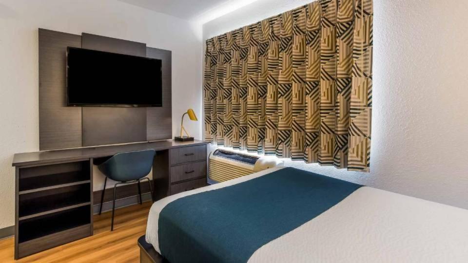 Hotel 6