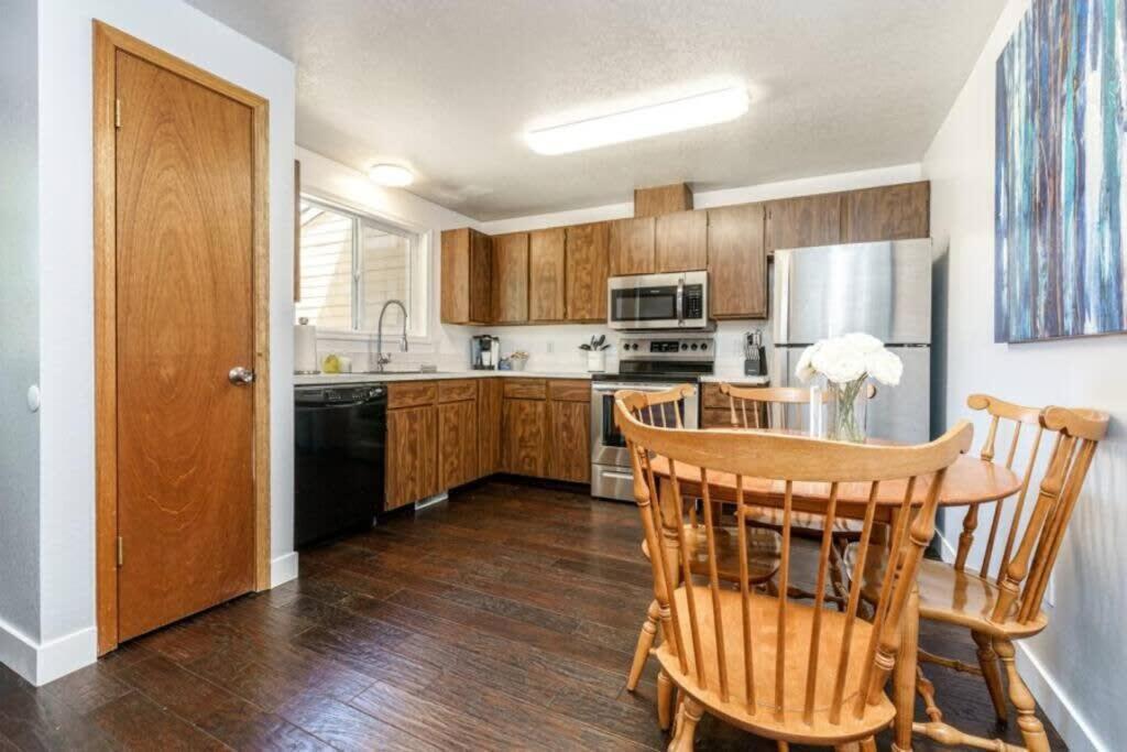 #stayinmydistrict Cozy Townhouse Holiday home