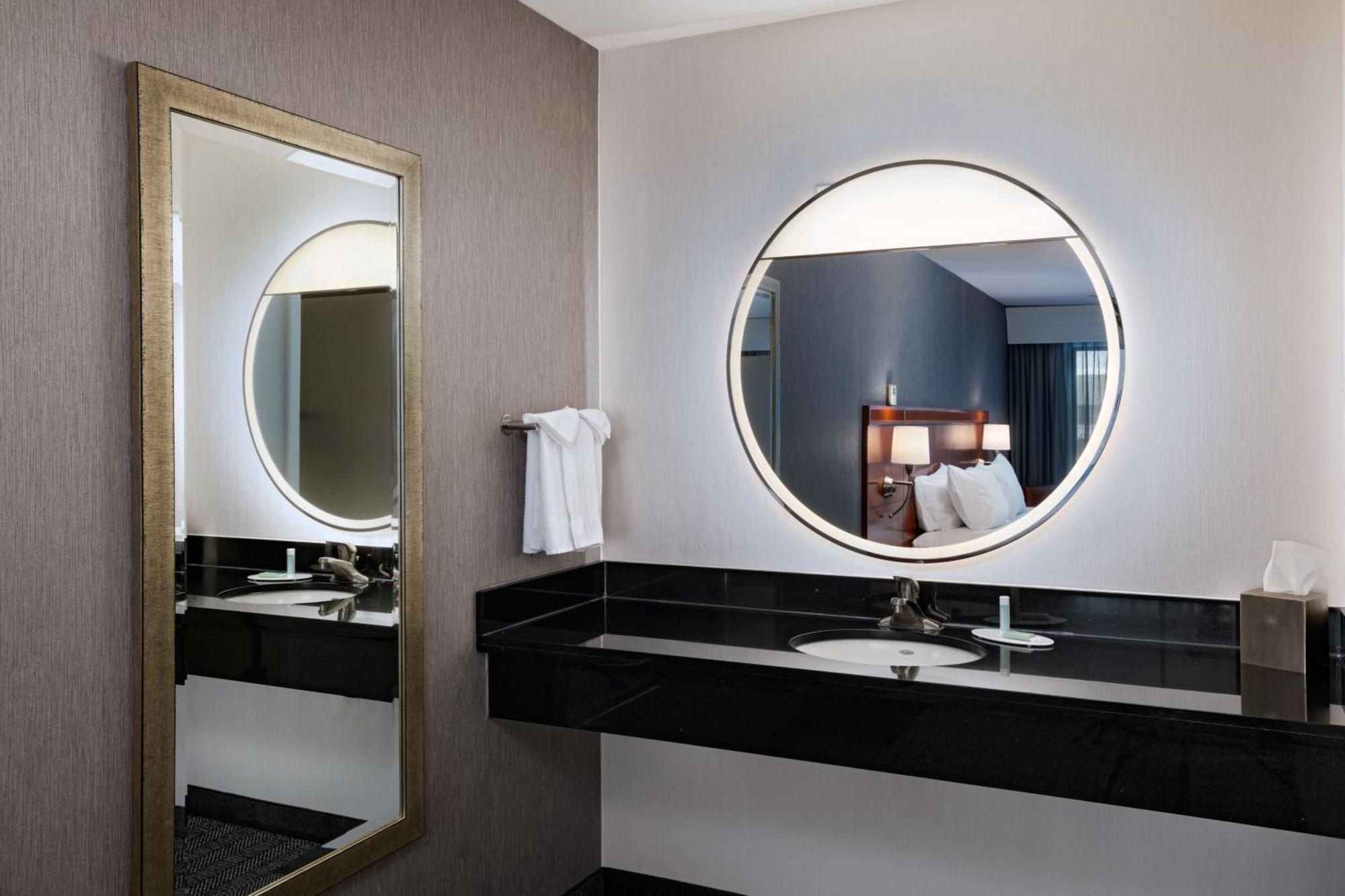 Hotel Courtyard By Marriott West/meridian