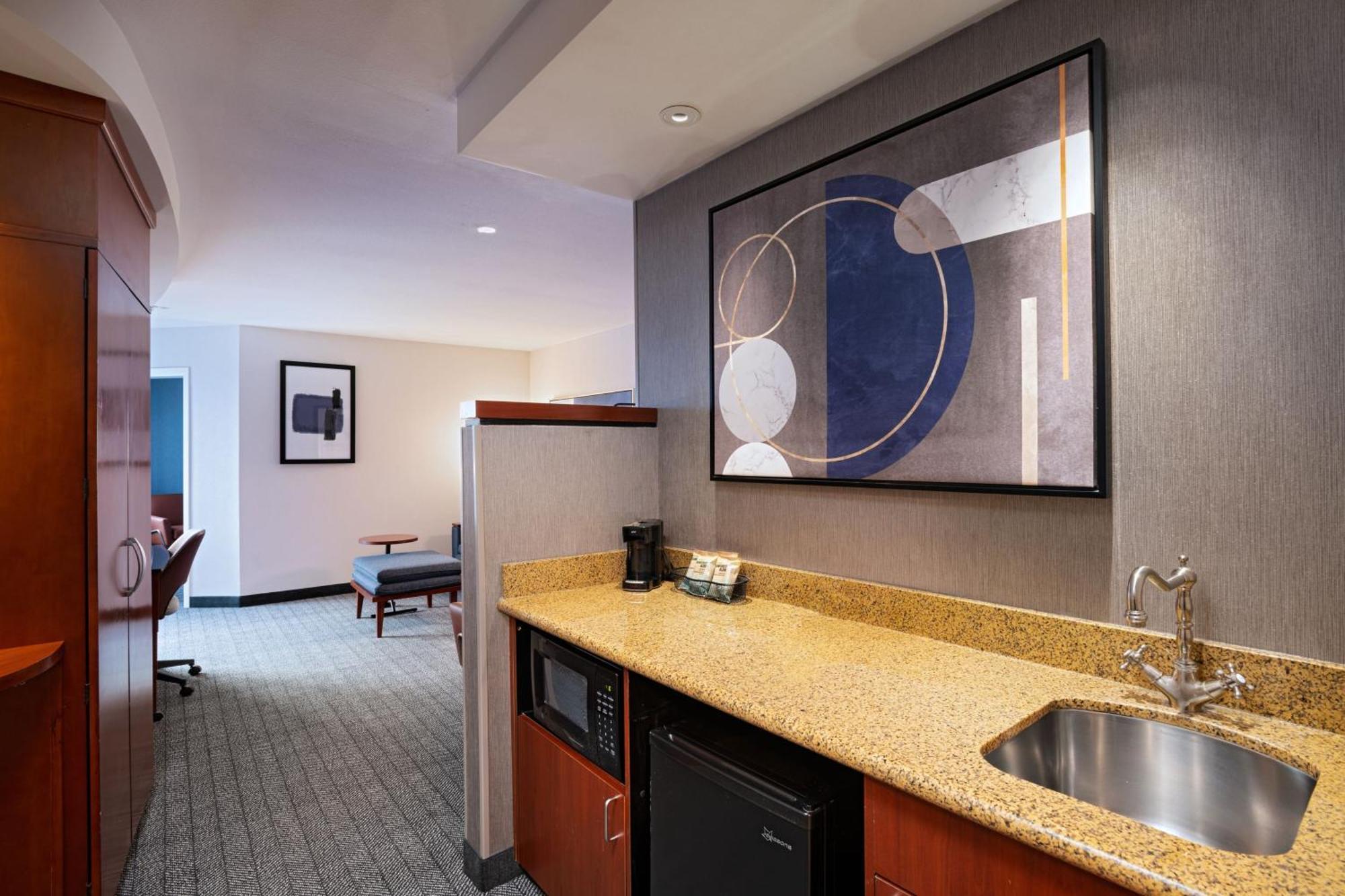 Hotel Courtyard By Marriott West/meridian 3*