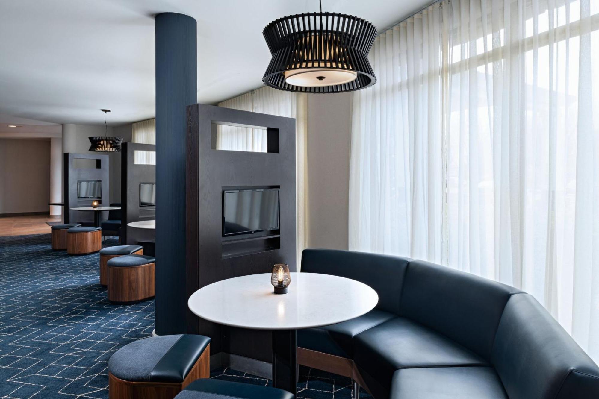 Hotel Courtyard By Marriott West/meridian