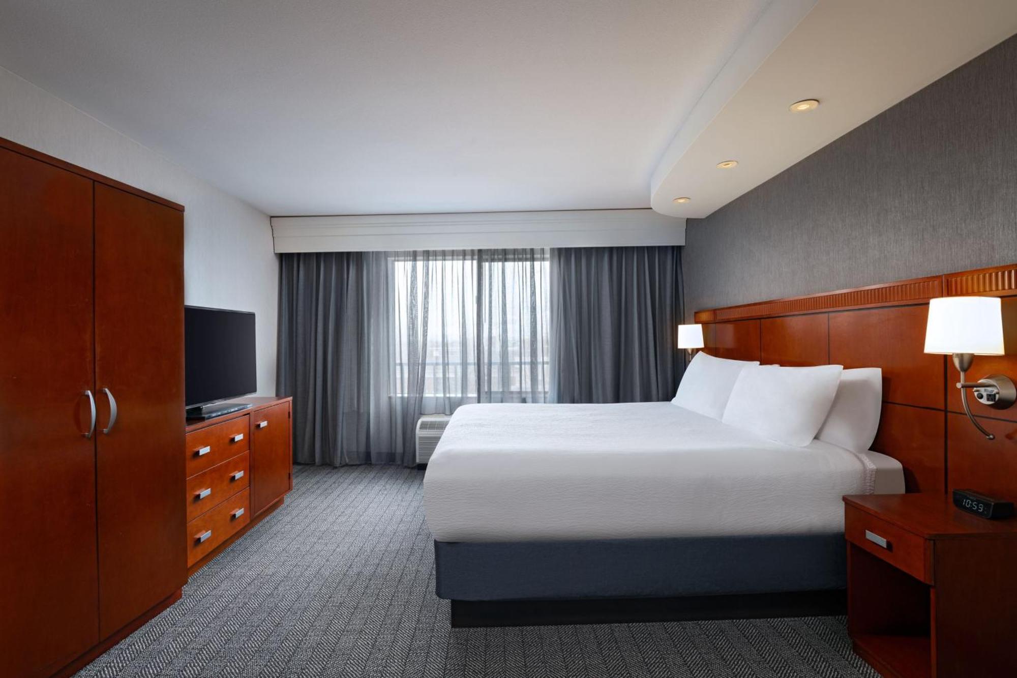 Courtyard By Marriott West/meridian 3*