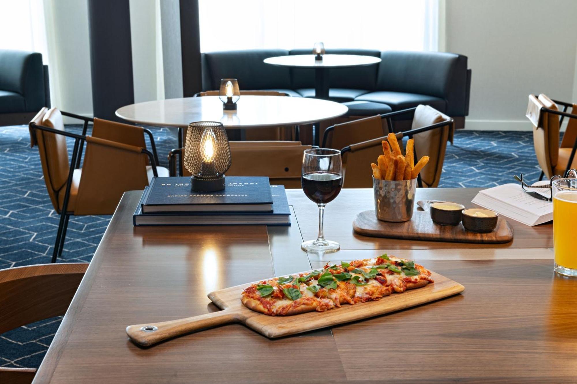 Hotel Courtyard By Marriott West/meridian