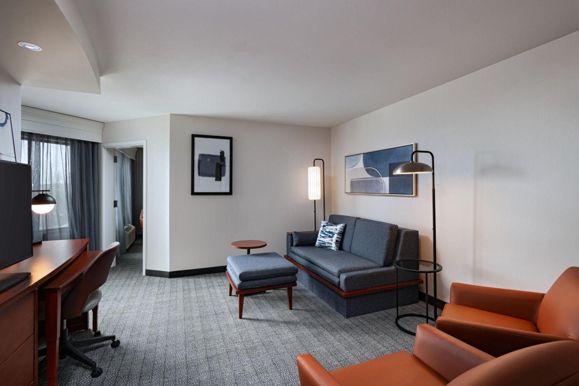 Courtyard By Marriott West/meridian Hotel 3*