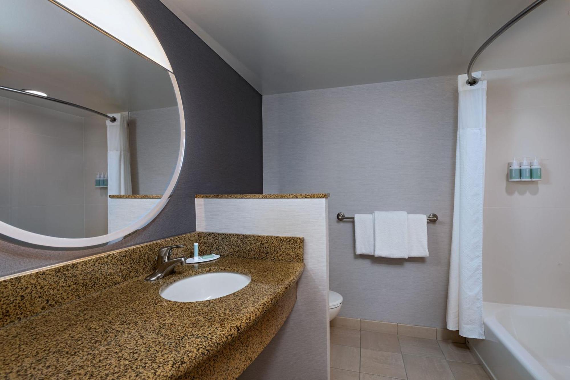 Courtyard By Marriott West/meridian Hotel 3*
