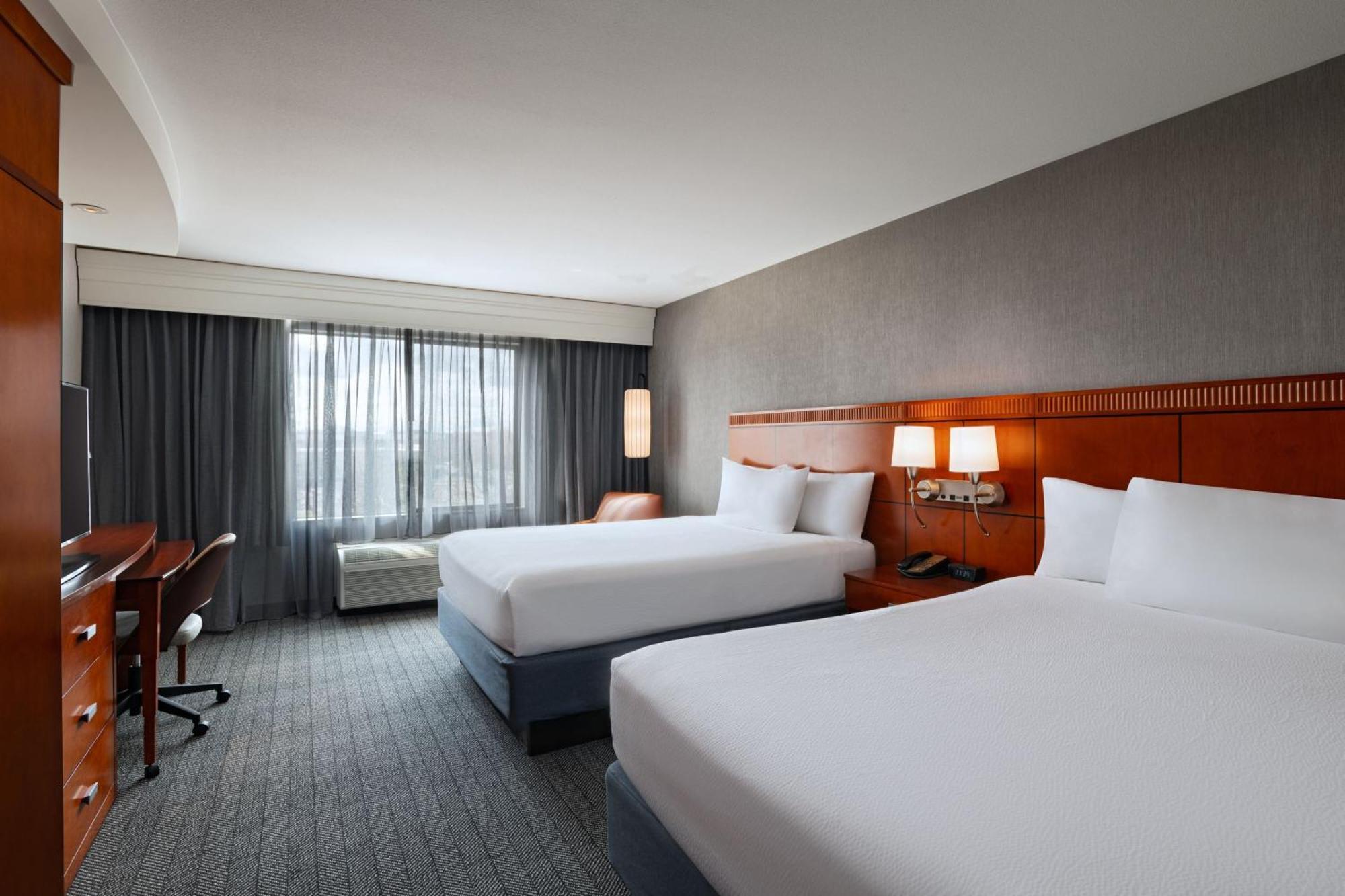 Courtyard By Marriott West/meridian 3*