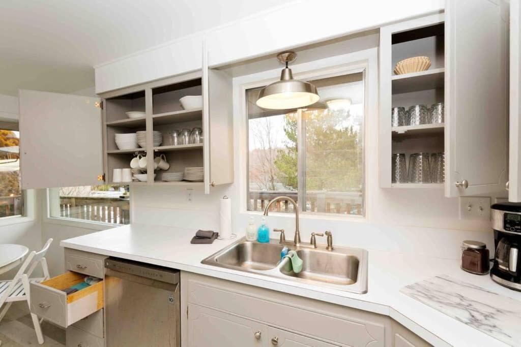 #stayinmydistrict Modern North End Hills Retreat *
