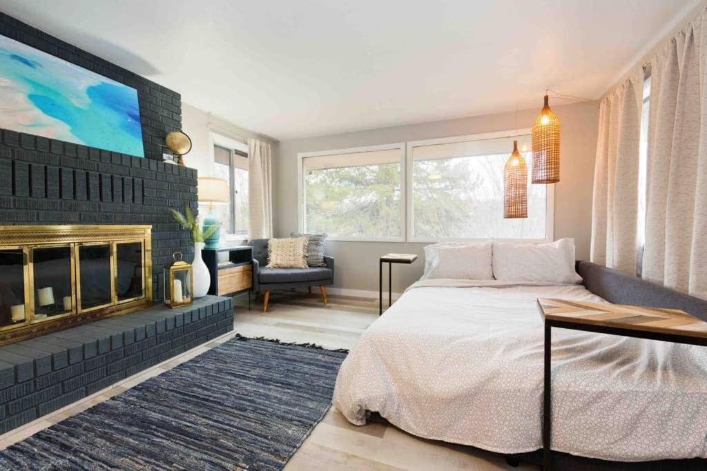 #stayinmydistrict Modern North End Hills Retreat Holiday home