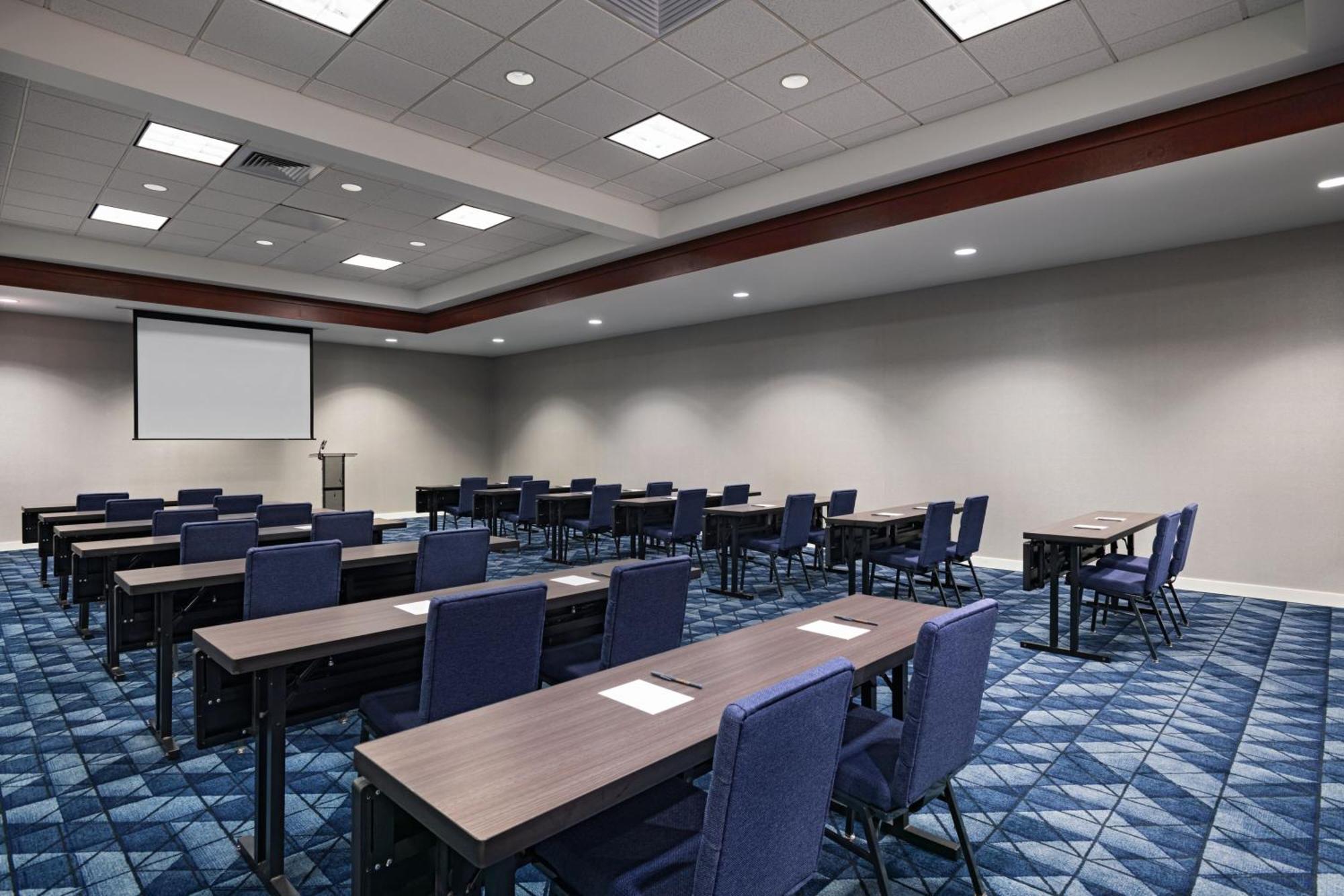 Hotel Courtyard By Marriott West/meridian