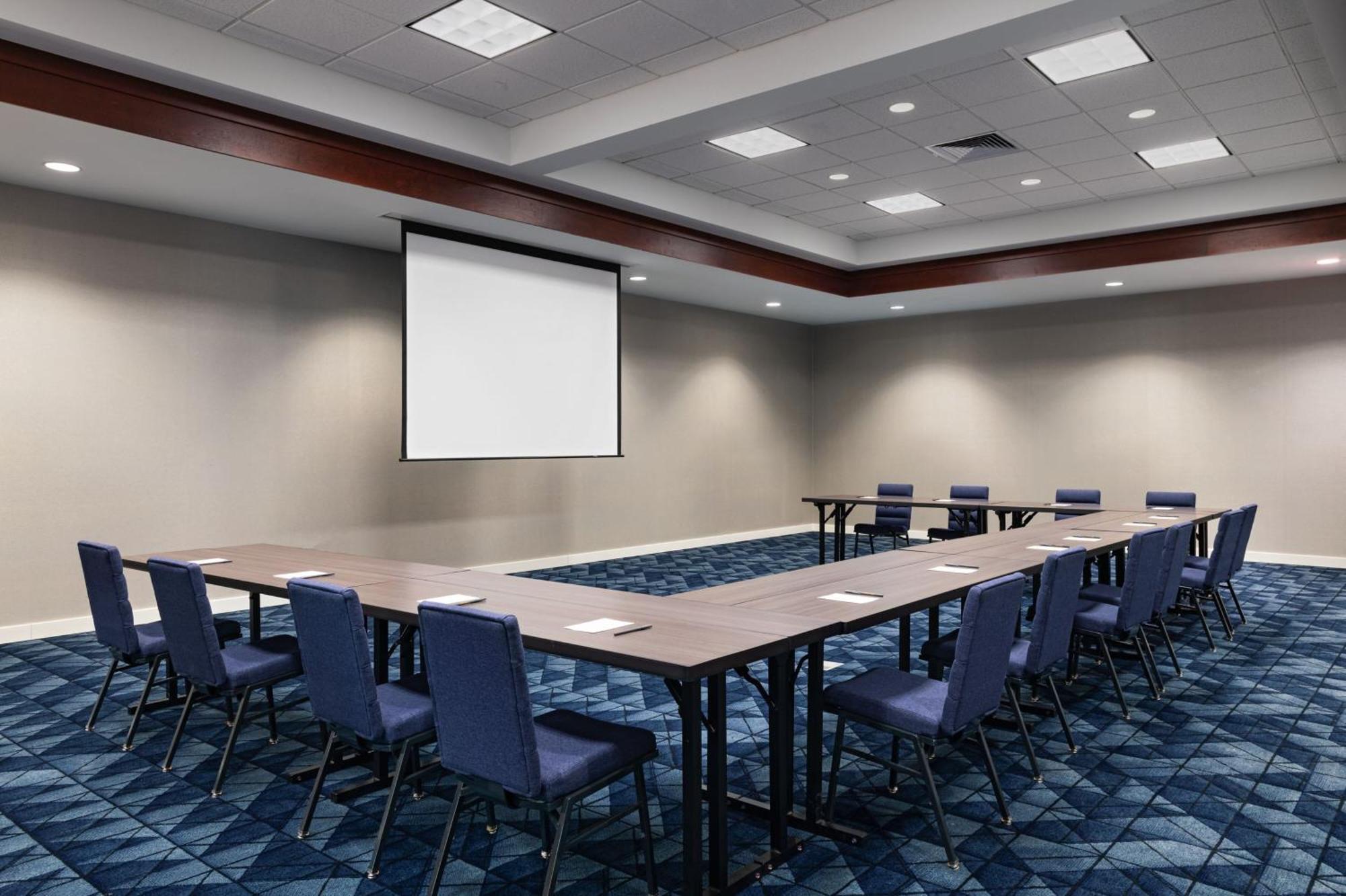 Courtyard By Marriott West/meridian Hotel 3*