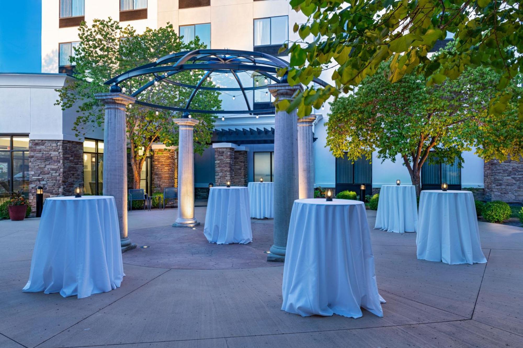 Courtyard By Marriott West/meridian Hotel