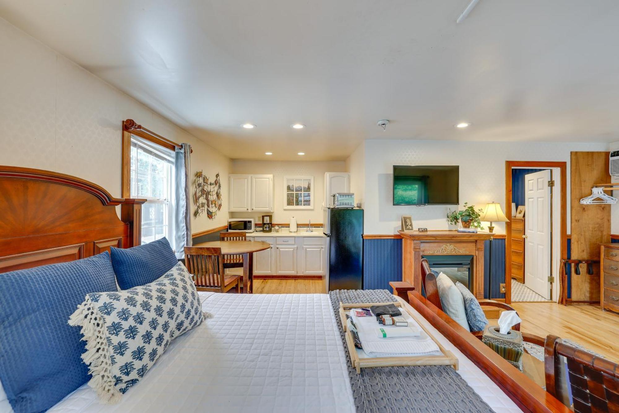 Historic With Courtyard, Blocks To Dtwn Apartment
