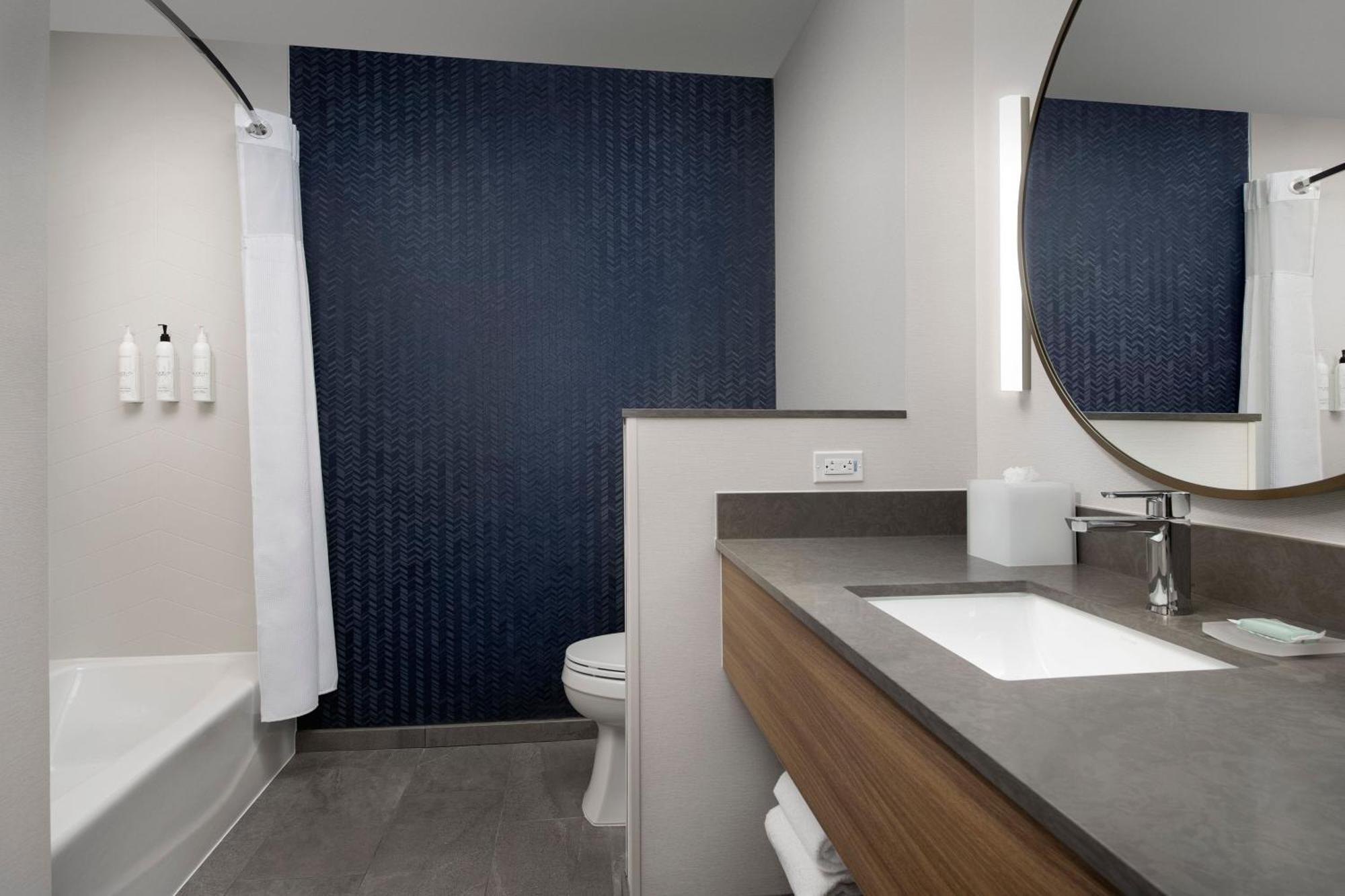 Hotel Fairfield & By Marriott West