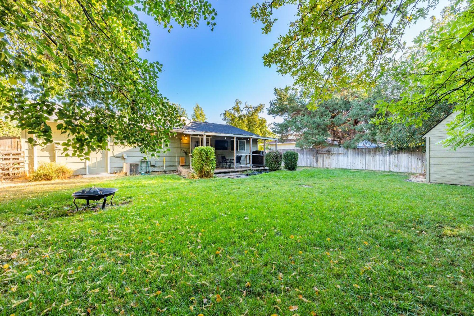 Cozy With Private Yard And Game Holiday home *