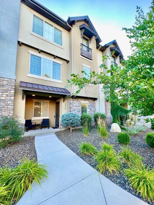 Riverside Retreat-luxury Living *