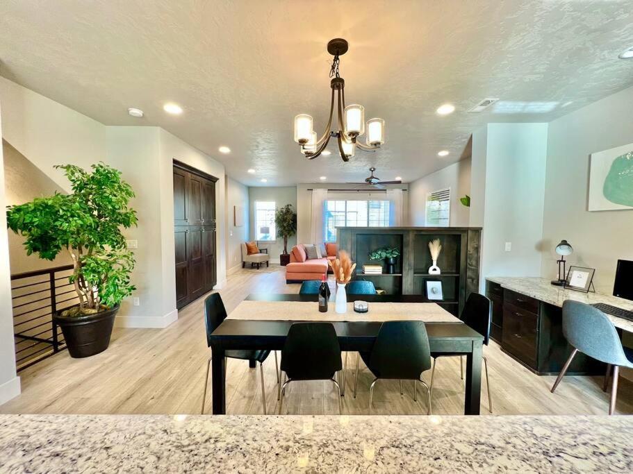 Riverside Retreat-luxury Living