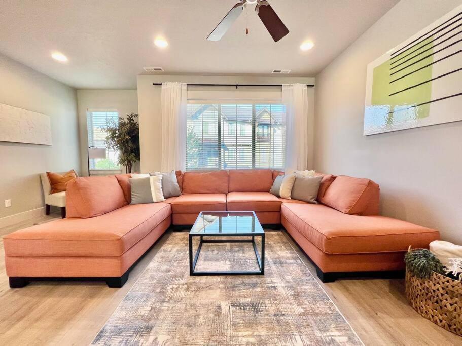 Riverside Retreat-luxury Living Holiday home *