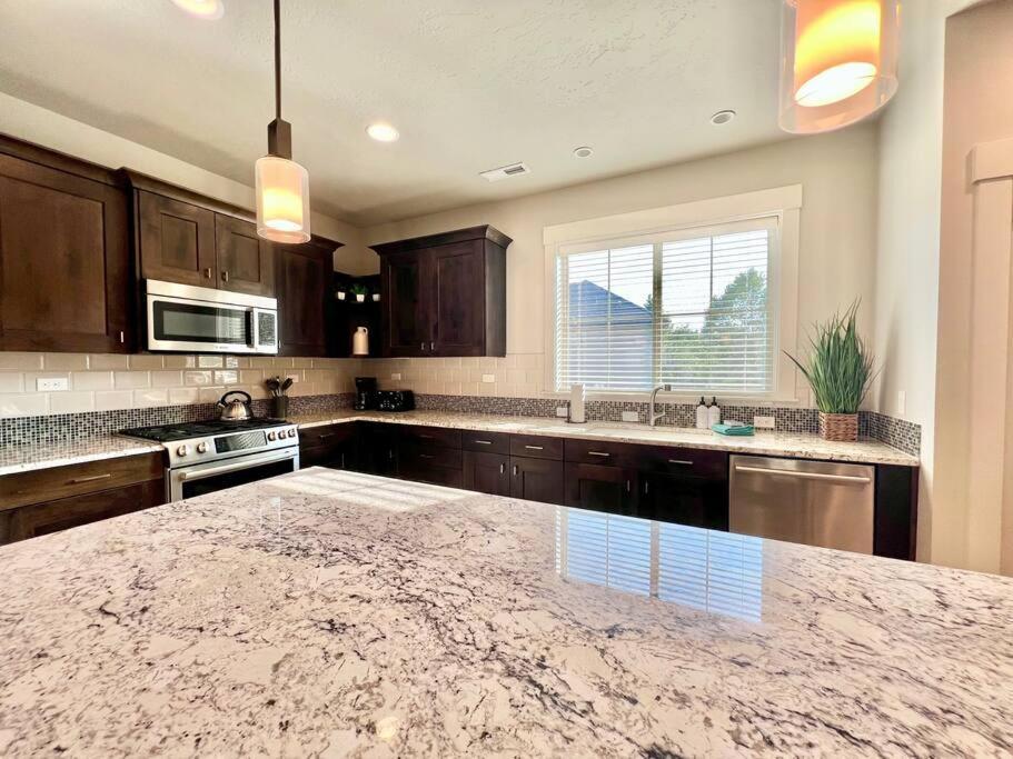 Riverside Retreat-luxury Living