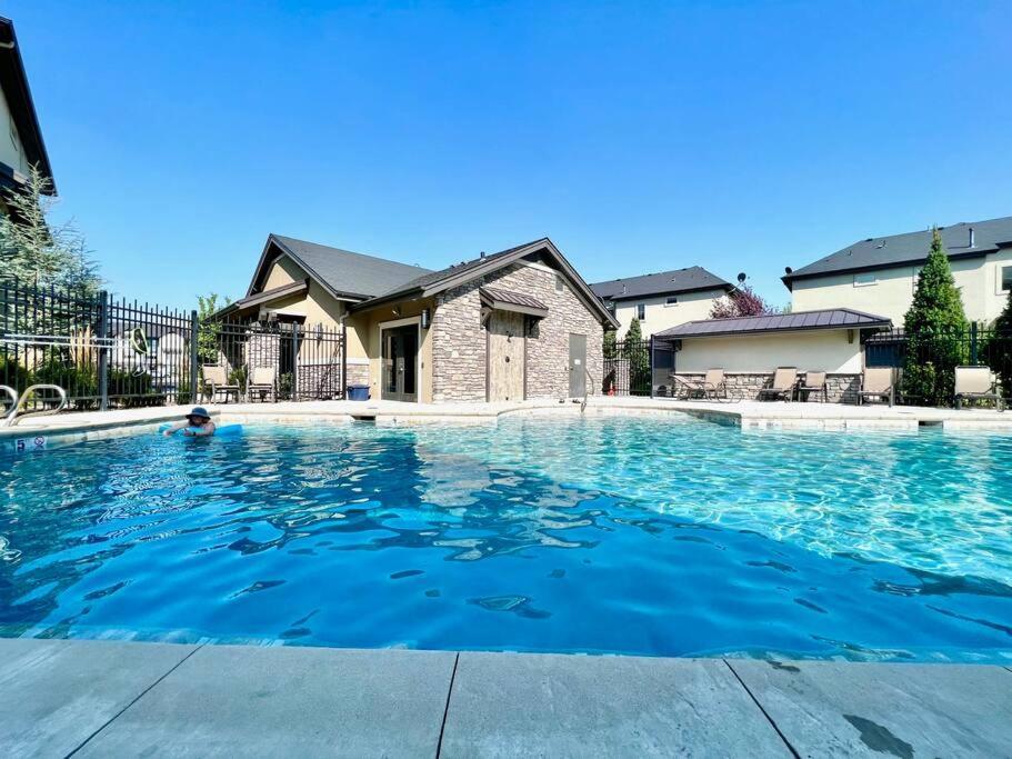 Riverside Retreat-luxury Living Holiday home *