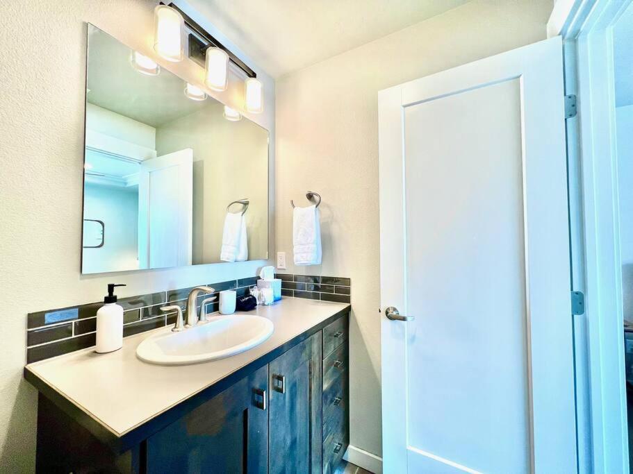 Riverside Retreat-luxury Living *