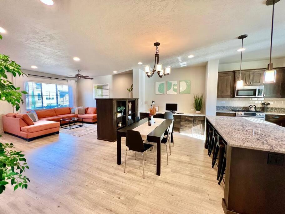 Riverside Retreat-luxury Living *