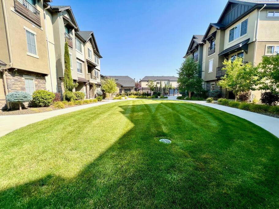 Riverside Retreat-luxury Living *