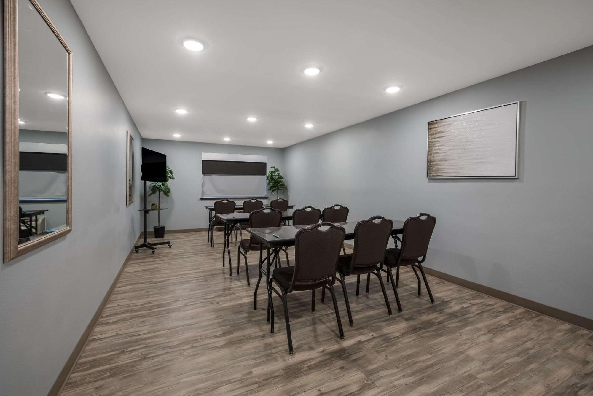 28 Airport, Ascend Collection