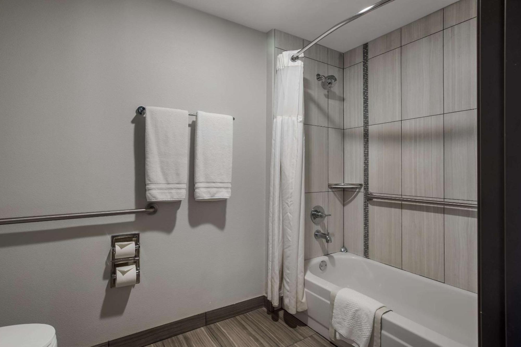 28 Airport, Ascend Collection 3* Boise