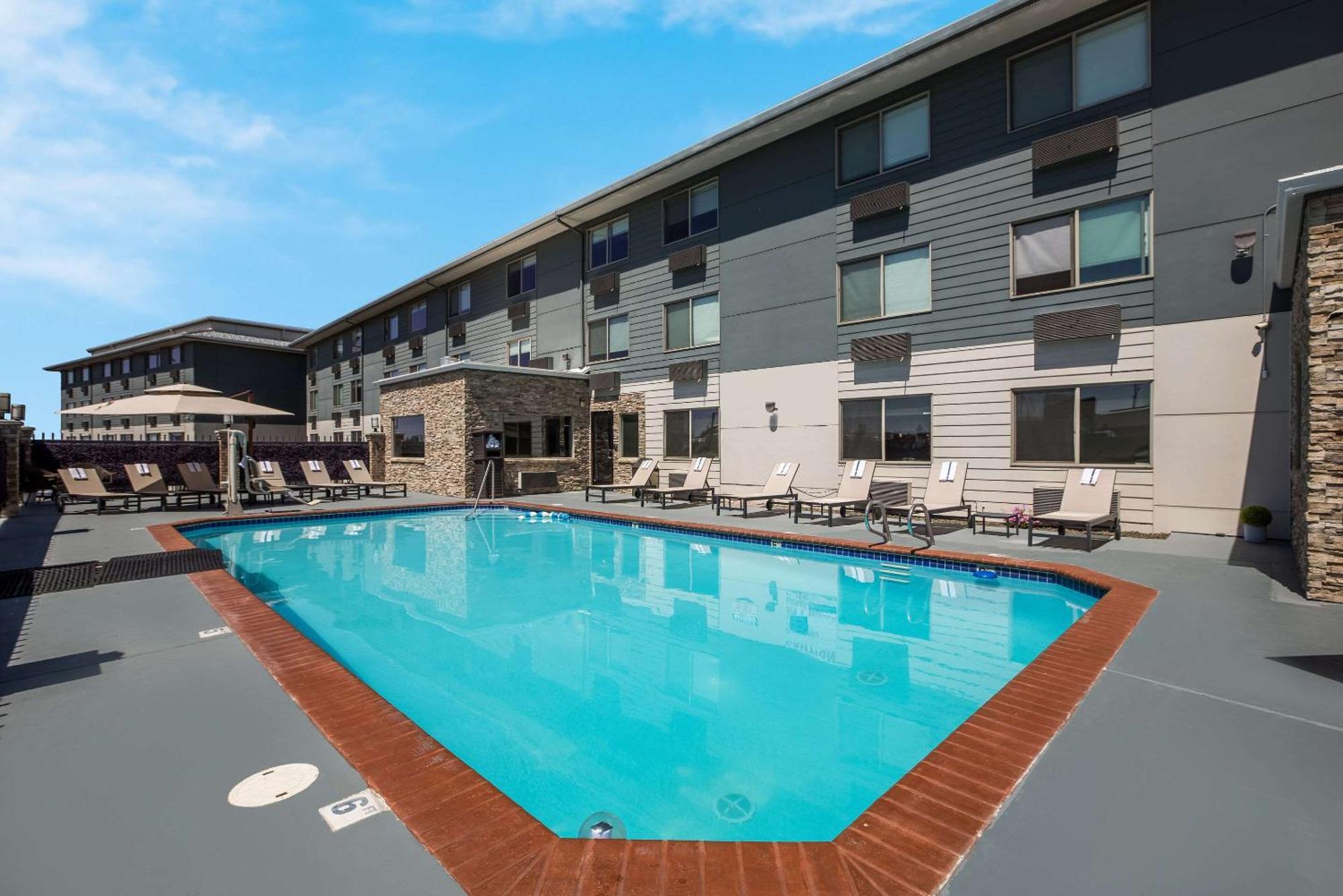 28 Airport, Ascend Collection