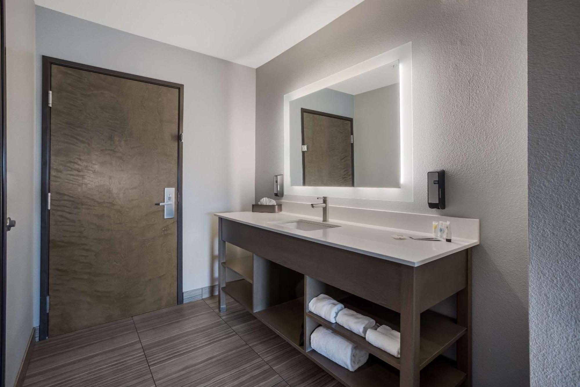 Hotel 28 Airport, Ascend Collection