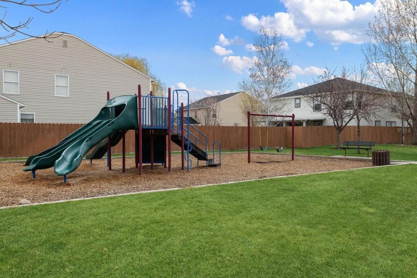 Family Friendly- Games- 4 Bdroom- Walk To Park Holiday home