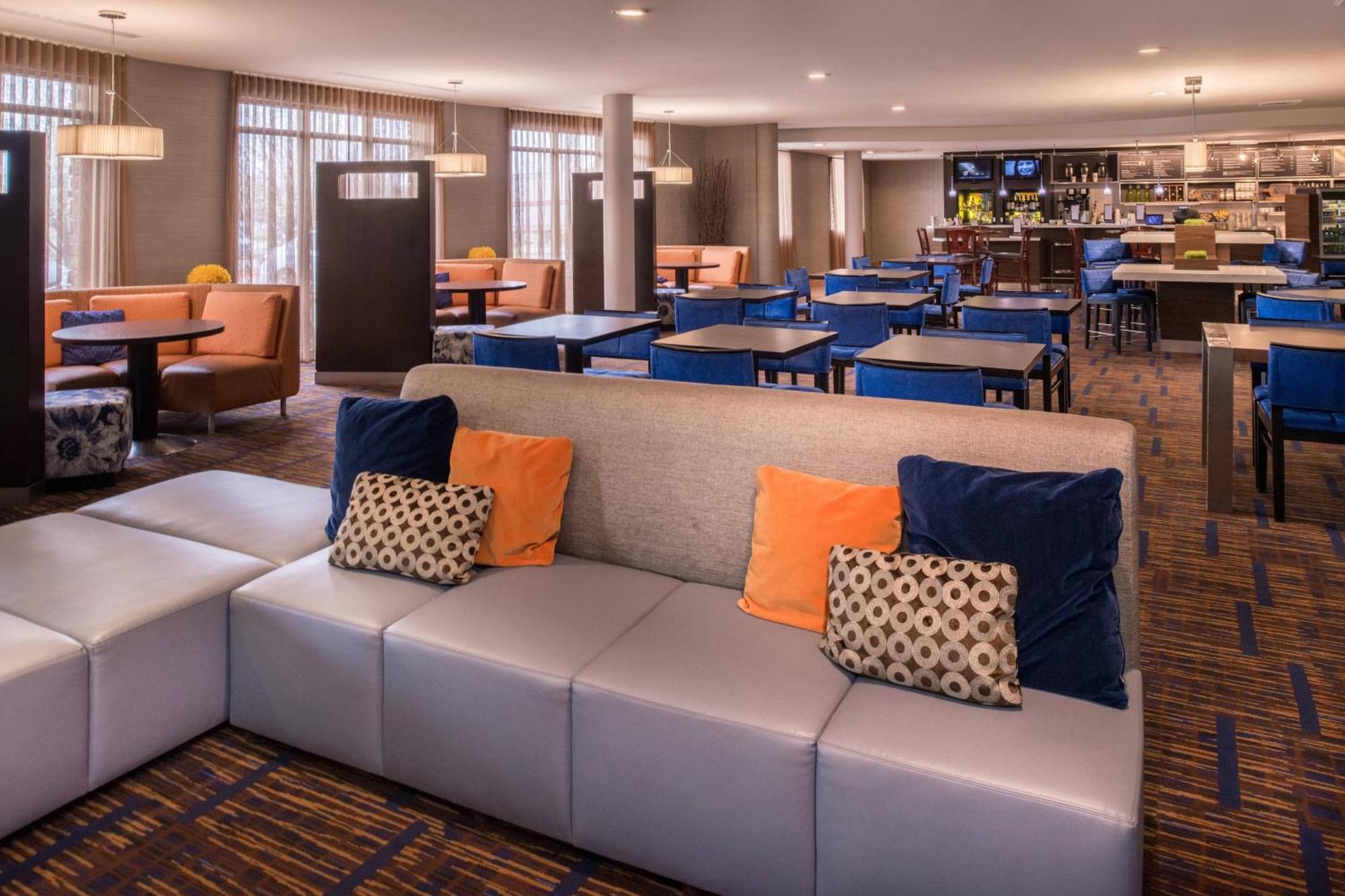 Hotel Courtyard By Marriott West/meridian