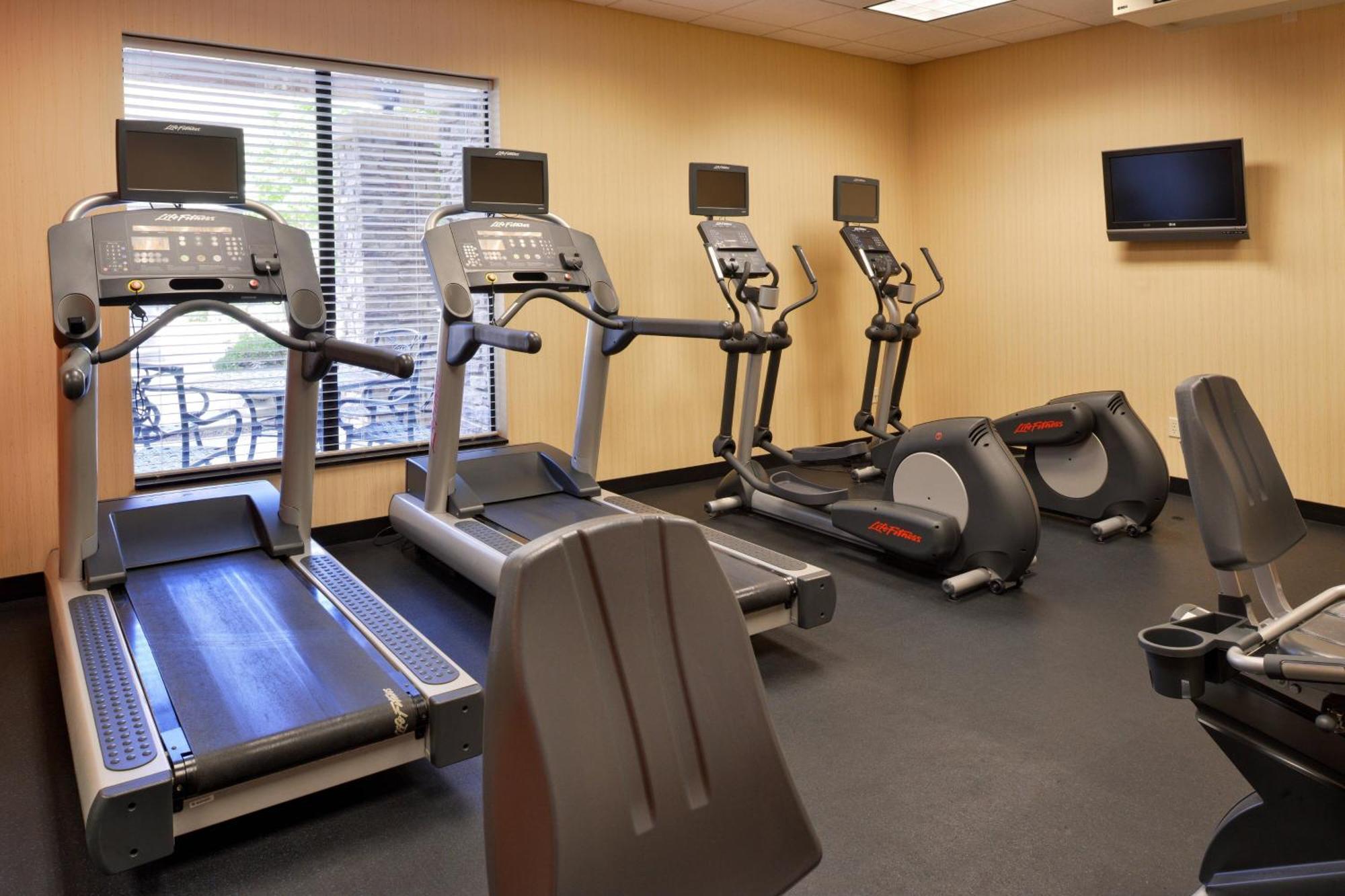 Hotel Courtyard By Marriott West/meridian 3*