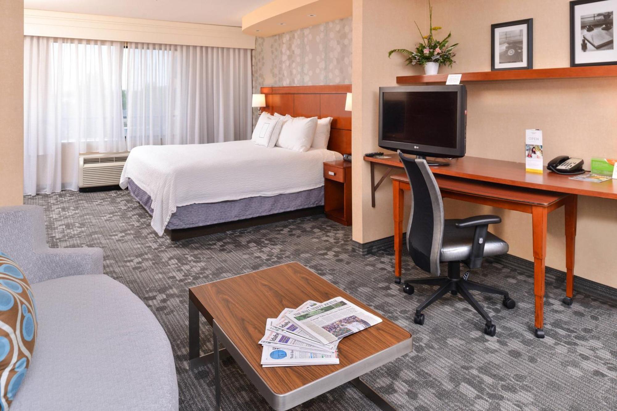 Courtyard By Marriott West/meridian Hotel