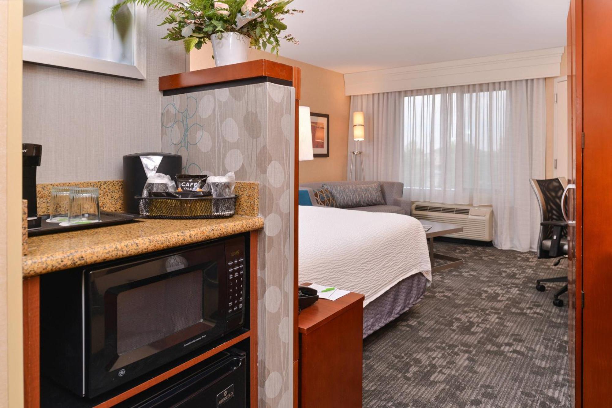 Hotel Courtyard By Marriott West/meridian