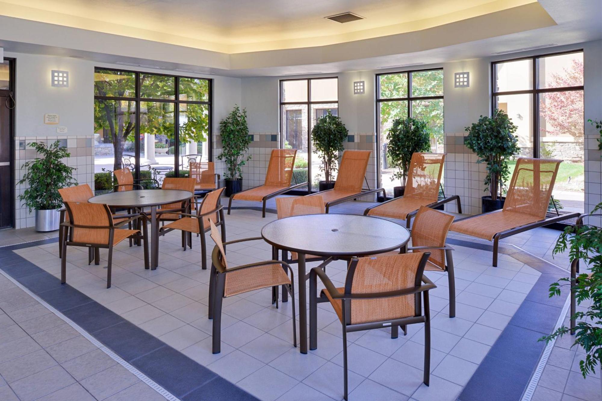 Hotel Courtyard By Marriott West/meridian 3*