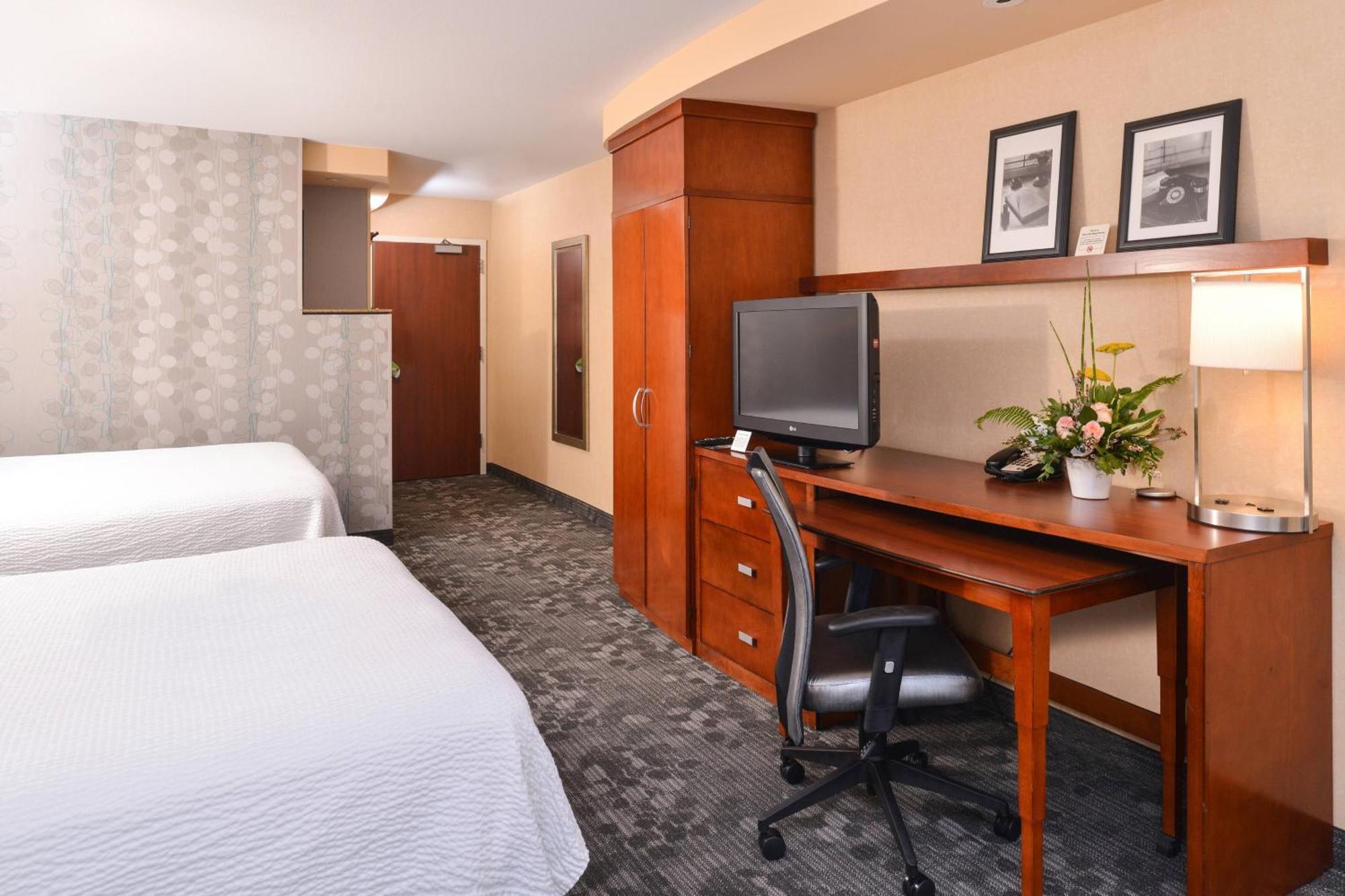 Courtyard By Marriott West/meridian Hotel 3*