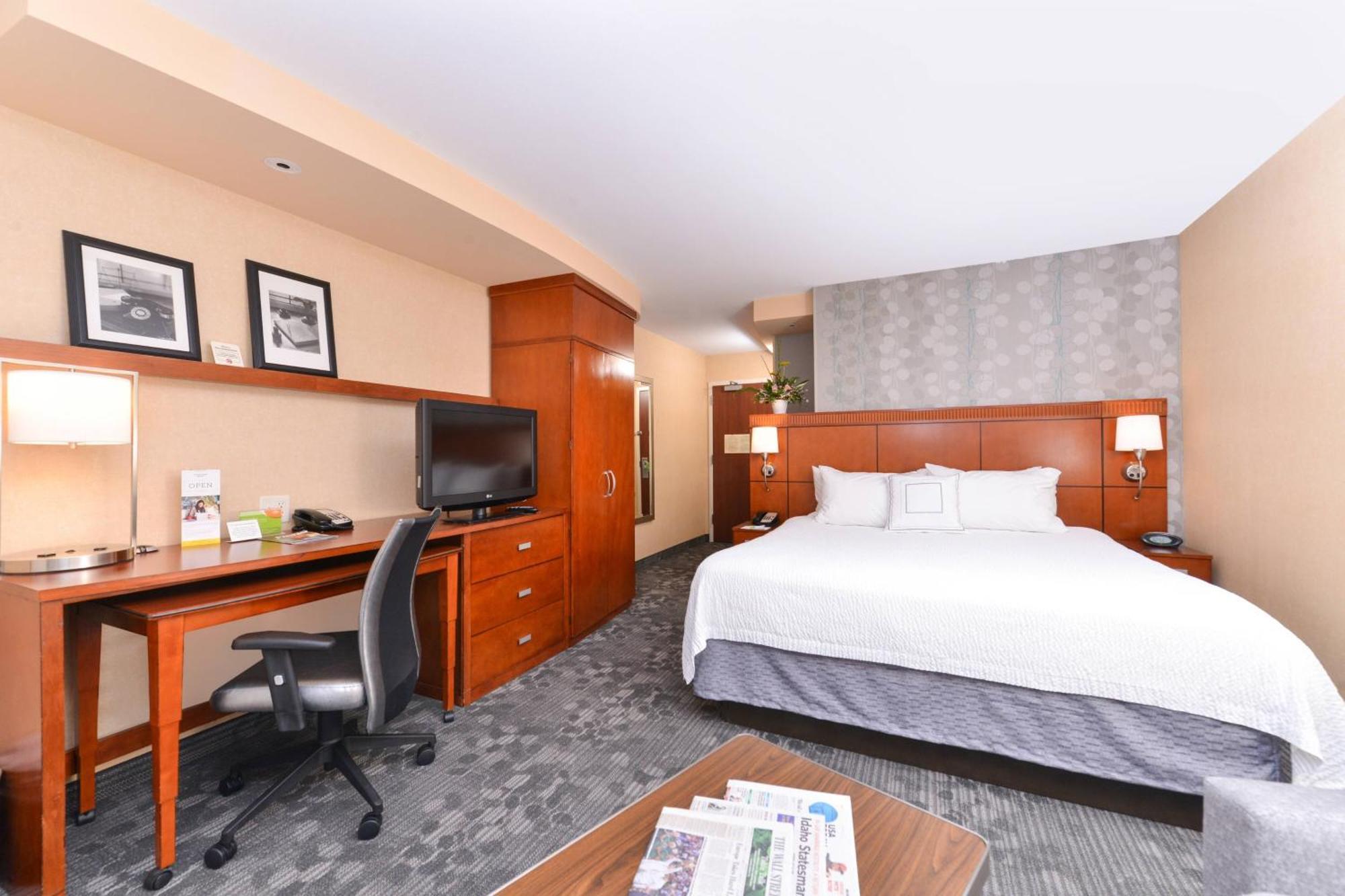 Courtyard By Marriott West/meridian 3*