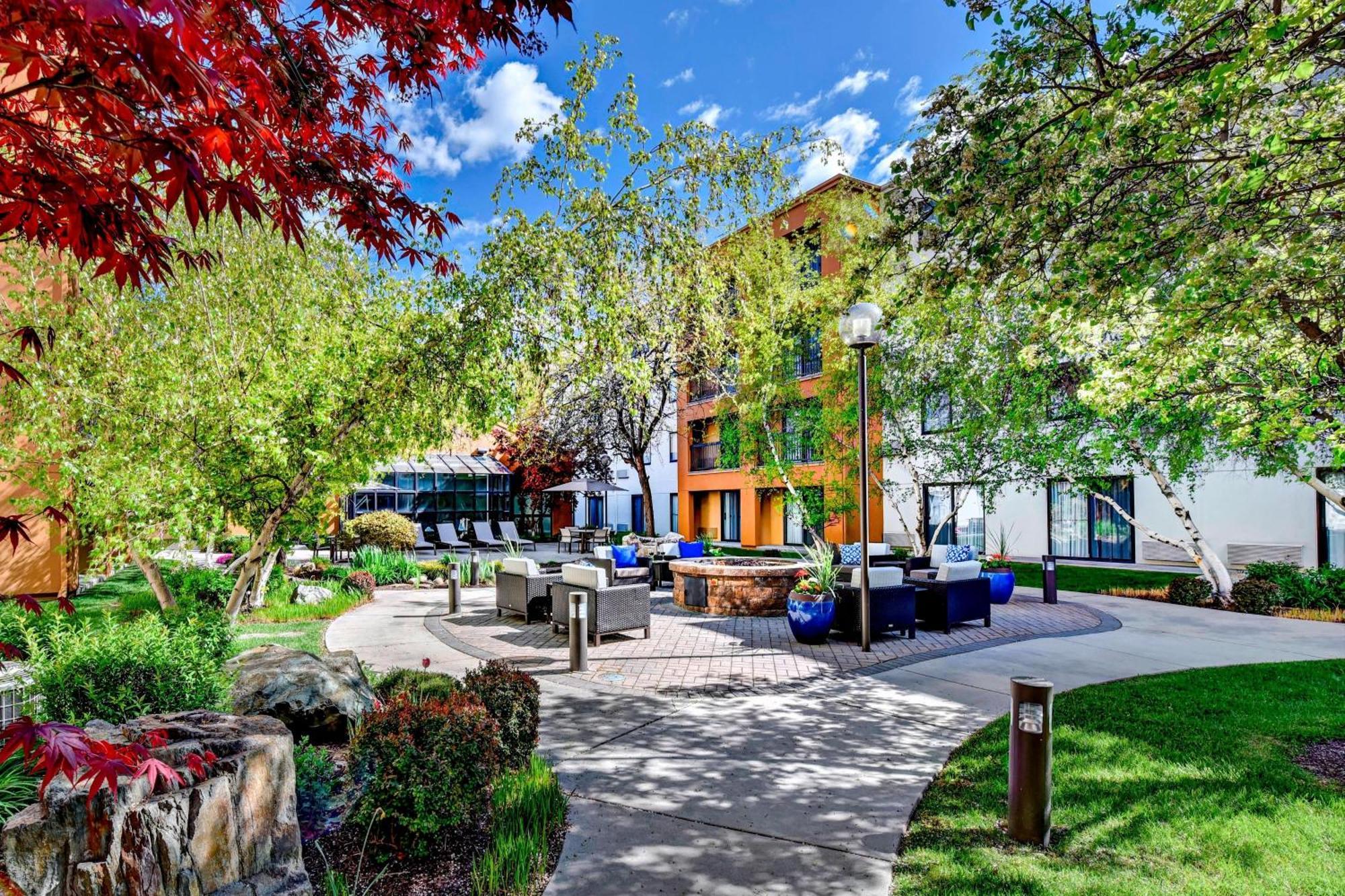 Courtyard Downtown Hotel 3*